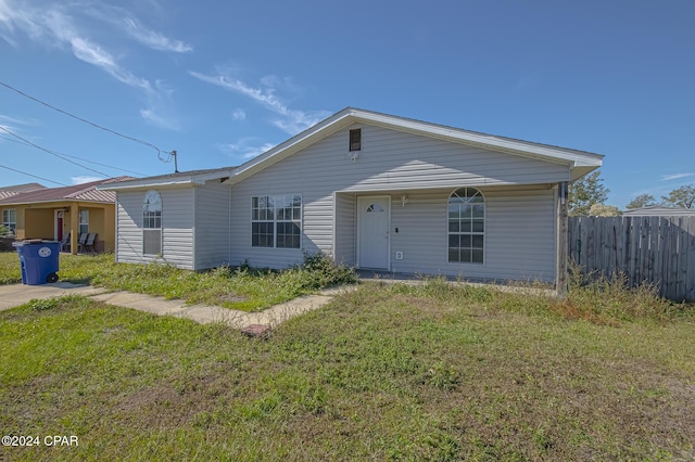 view of front of home featuring a front yard