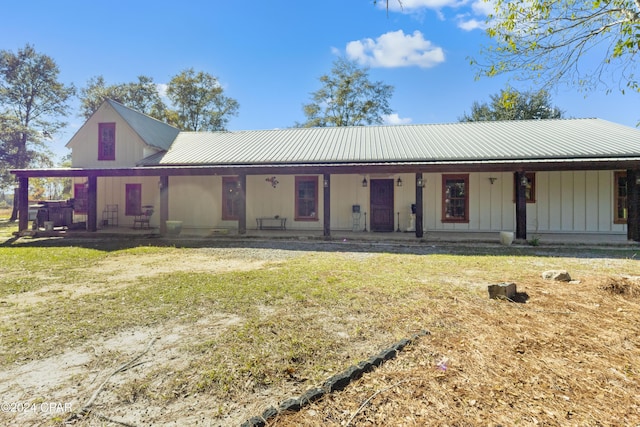 view of front facade featuring covered porch and a front lawn