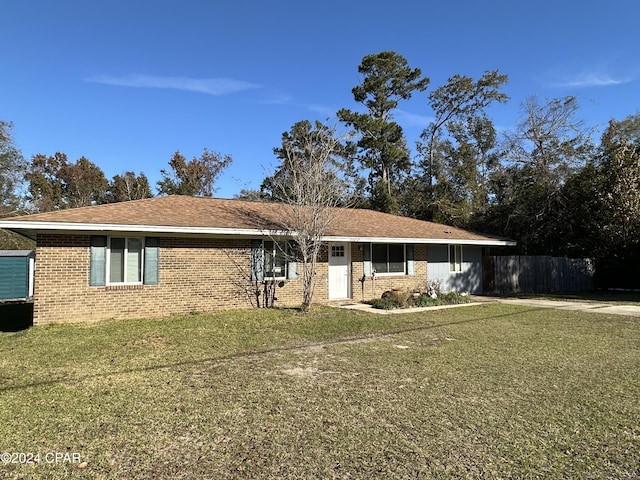 single story home with a front lawn