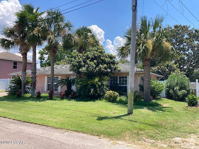 view of front of house featuring a front yard