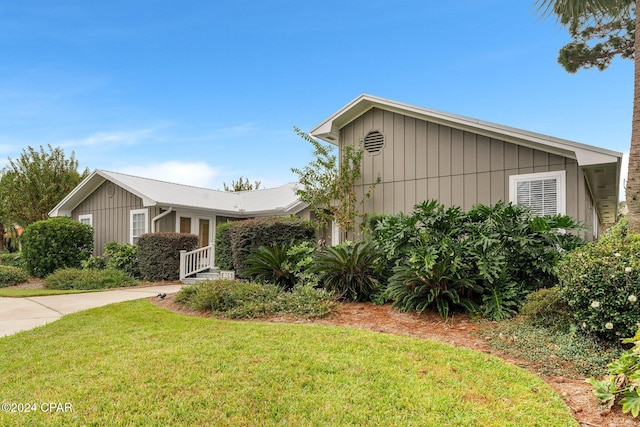 single story home featuring a front yard