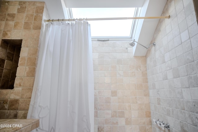 bathroom featuring a shower with curtain and lofted ceiling