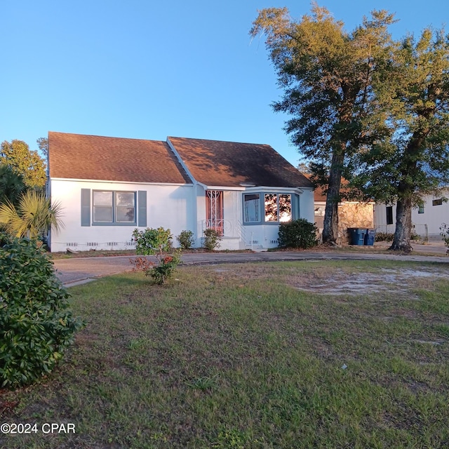 ranch-style house featuring a front lawn