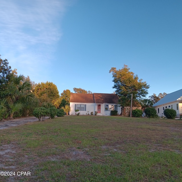 view of front of property with a front yard