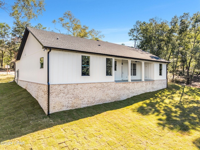 exterior space featuring a front yard