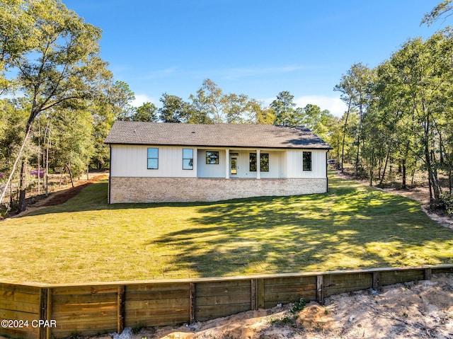 view of front of house featuring a front lawn