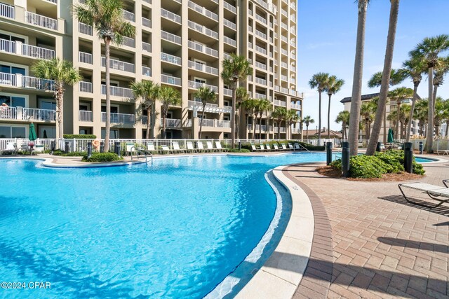 view of swimming pool