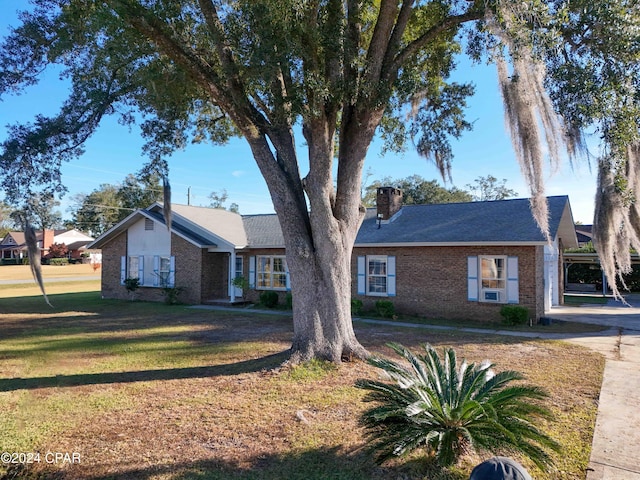 single story home featuring a front lawn