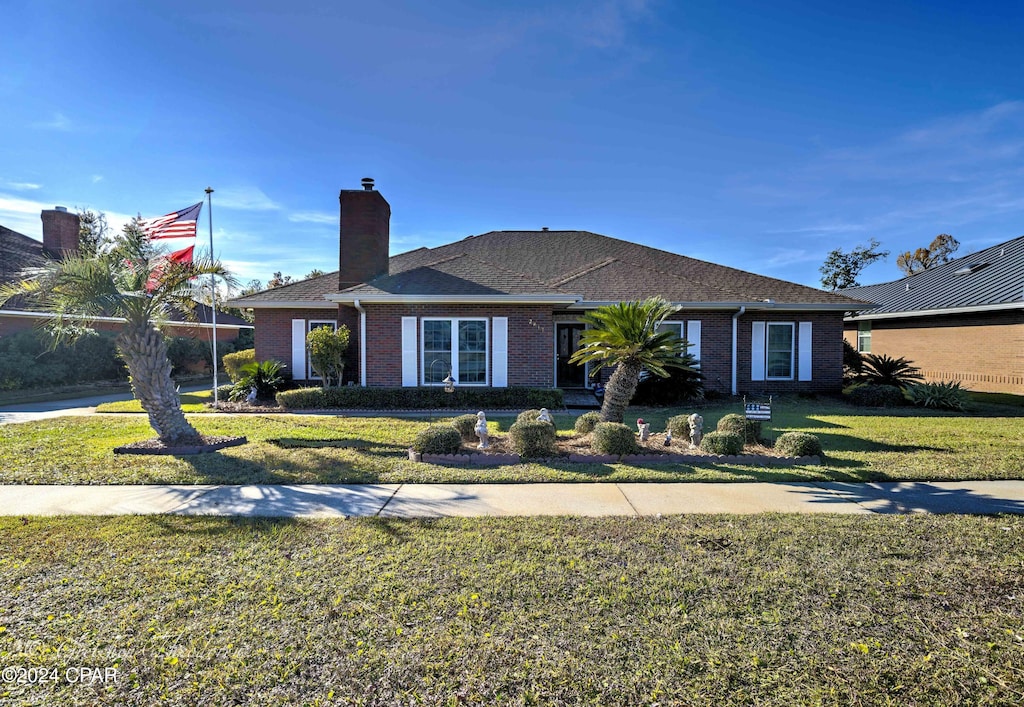 single story home with a front lawn