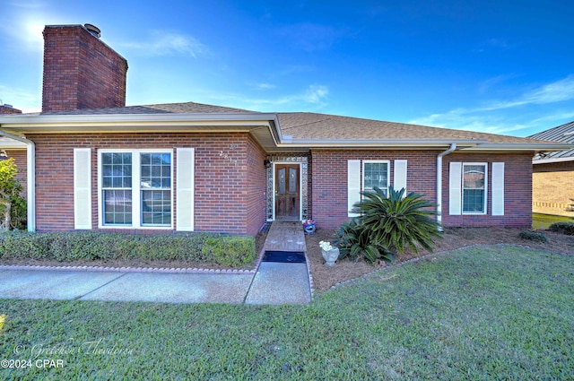 view of front of house with a front lawn