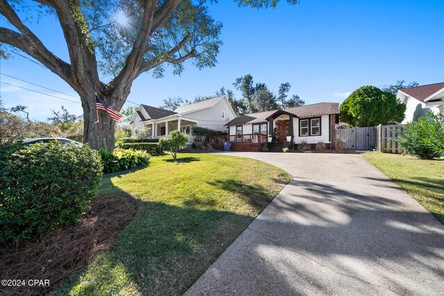 view of front of property with a front yard