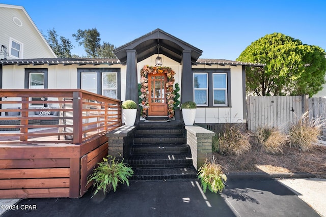 view of front of property featuring fence