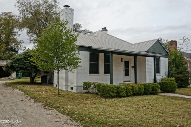 view of front of property featuring a porch and a front yard