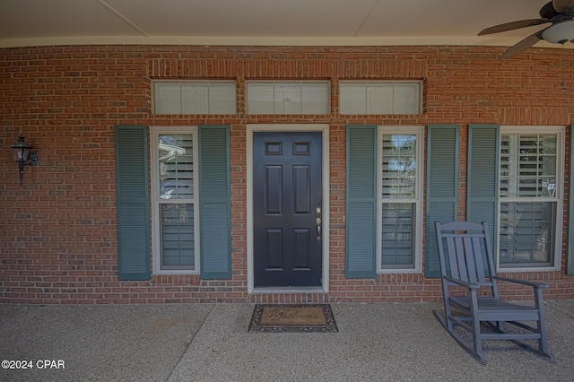 property entrance with ceiling fan