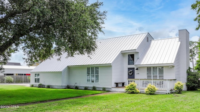 view of front of home featuring a front lawn