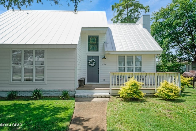 view of front facade featuring a front yard