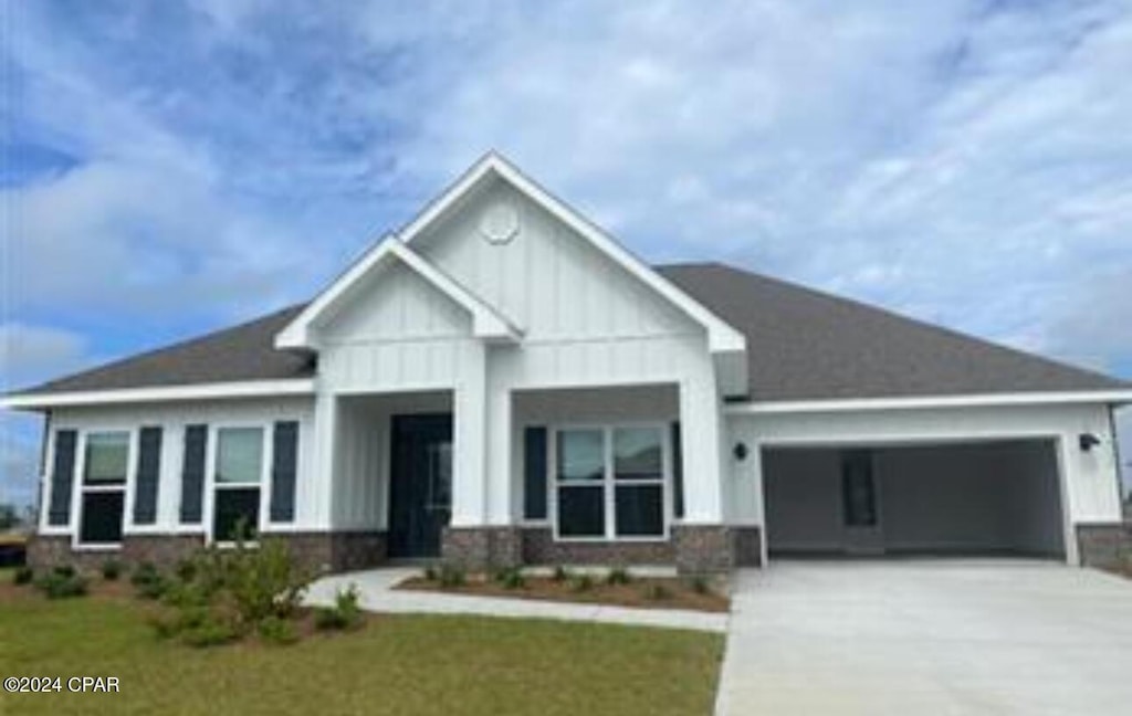 view of front of house with a front lawn