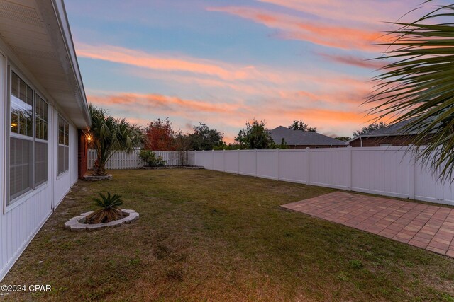 view of yard at dusk