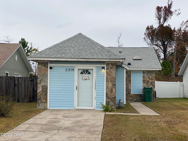 view of front of house featuring a front lawn