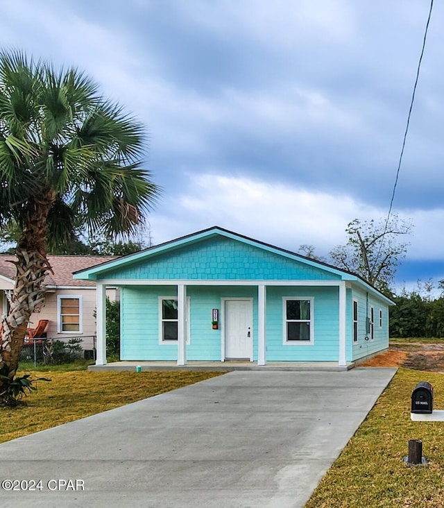 view of front of property featuring a front lawn and covered porch