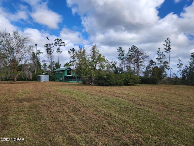 view of yard featuring a storage shed