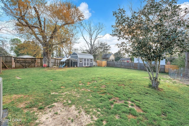 view of yard featuring an outdoor structure