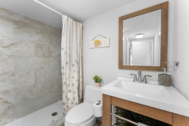 bathroom featuring a shower with curtain, vanity, and toilet