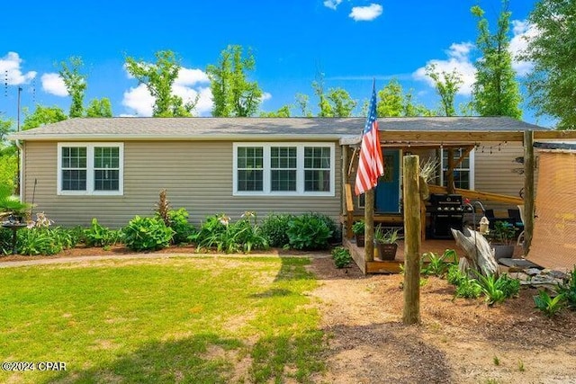 view of front facade with a front yard