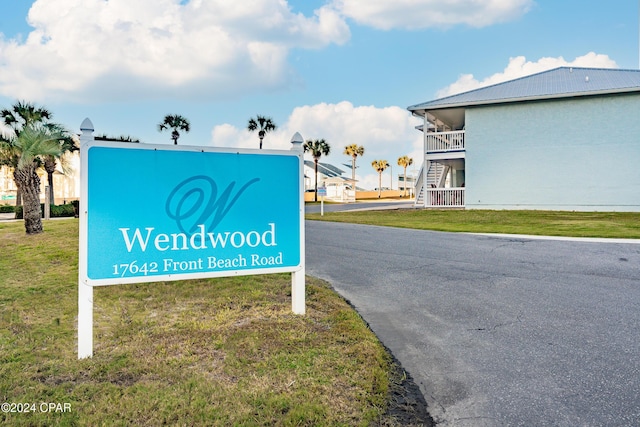 community sign with a lawn