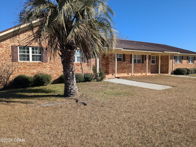 view of front of property with a front yard