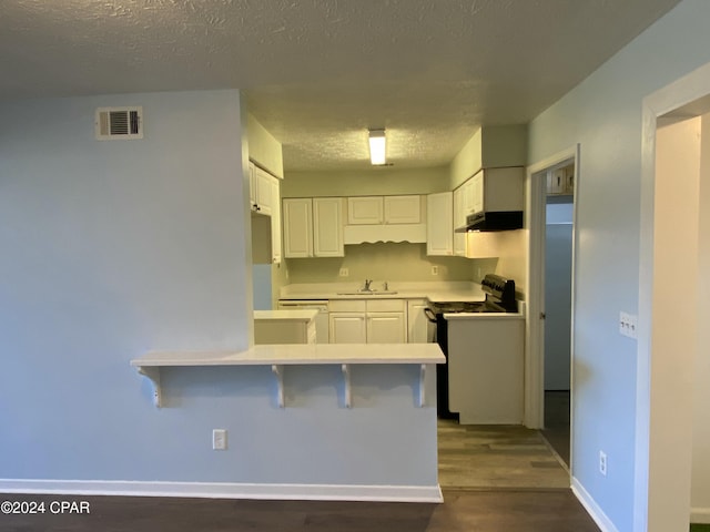 kitchen with kitchen peninsula, a breakfast bar, sink, electric range, and white cabinets