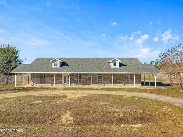 farmhouse with a front yard