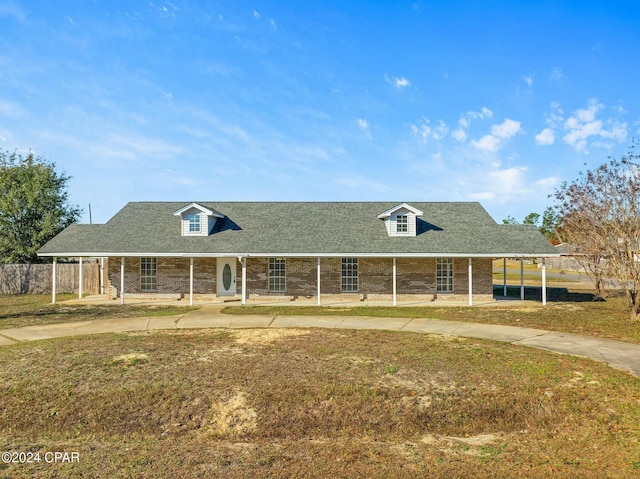 farmhouse featuring a front yard