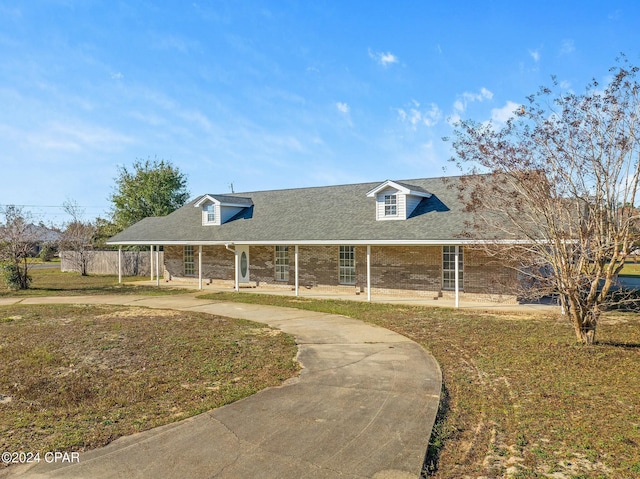 view of front of property with a front yard