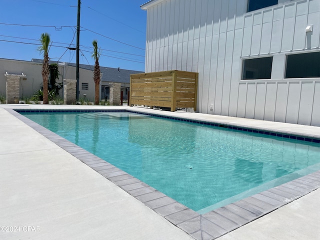 view of swimming pool