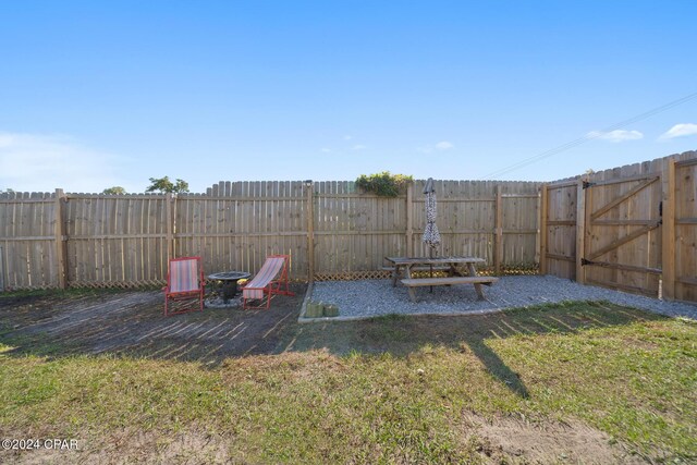 view of yard featuring a patio