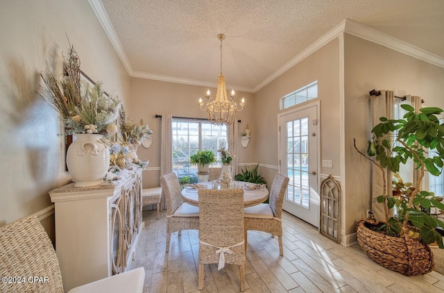 dining room featuring a textured ceiling, a notable chandelier, crown molding, and light hardwood / wood-style flooring