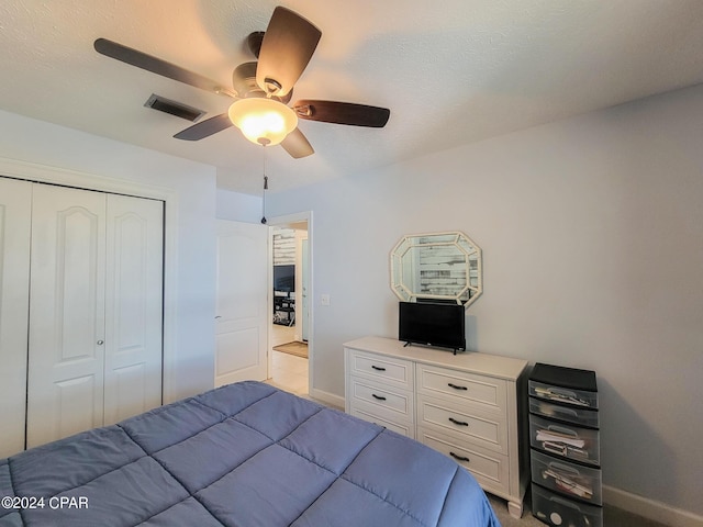 bedroom featuring a textured ceiling, a closet, and ceiling fan