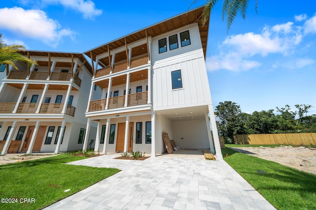 view of front of home featuring a front yard