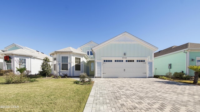 view of front of home featuring a front yard