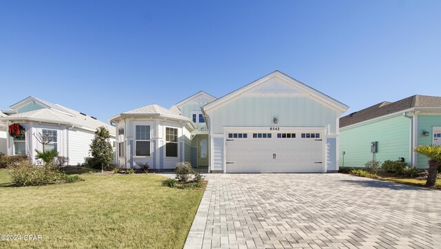 view of front of property featuring a front lawn