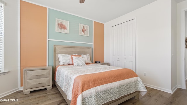 bedroom featuring ceiling fan, hardwood / wood-style floors, and a closet