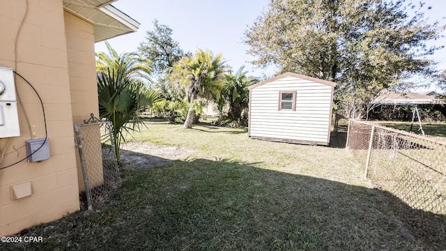 view of yard featuring a storage unit