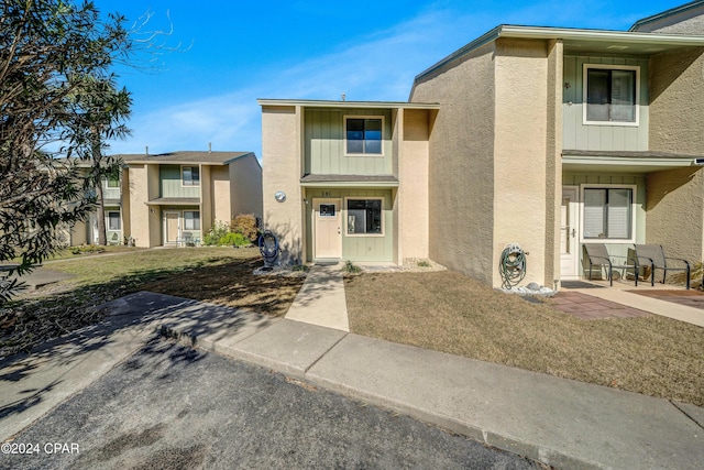 view of front of house featuring a front yard