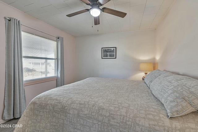 bedroom with ceiling fan