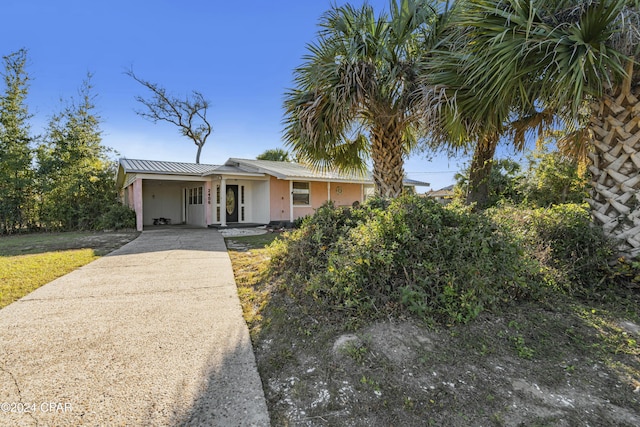 view of front of house with a carport and a front yard