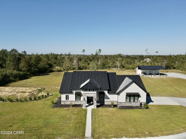 modern inspired farmhouse featuring a front yard