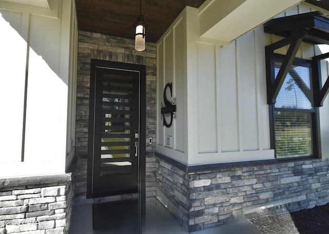 doorway to property with covered porch