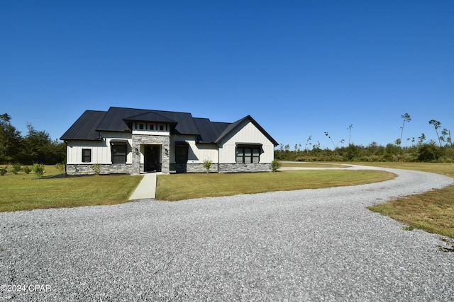 view of front facade with a front yard