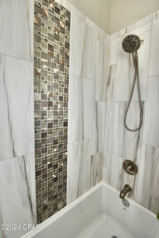 bathroom with tiled shower / bath combo